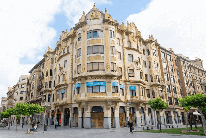 Foto fachada del Edificio en Carlos III de Pamplona